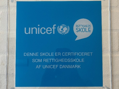Skilt der viser UNCEF certificering af Dyvekeskolen som rettighedsskole
